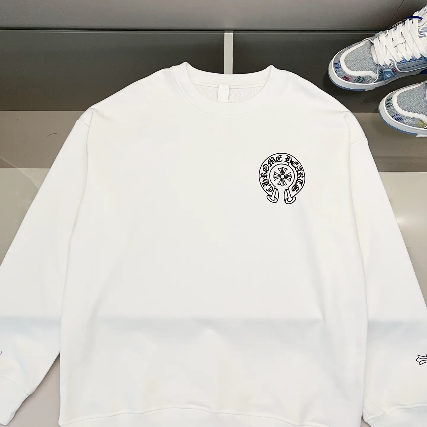 P220 chrome hearts/Chrome Hearts 420g pure cotton round-neck sweatshirt Front and back logo cross Sanskrit letters LOGO foam printing process Official synchronization 1:1 original mold opening Fashion personality Versatile trend Pure original quality Original washed fabric Tag Collar label Washed wheat Three complete labels Color: Black. White. Size: XS-L